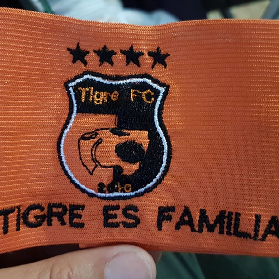 Este será el sagrado brazalete que llevará nuestro Capitán @ptrainermh en nuestro debut de mañana. @ligamvd <a href="/tigre_fc/">El Tigre FC</a> #10años #TigreEsFamilia