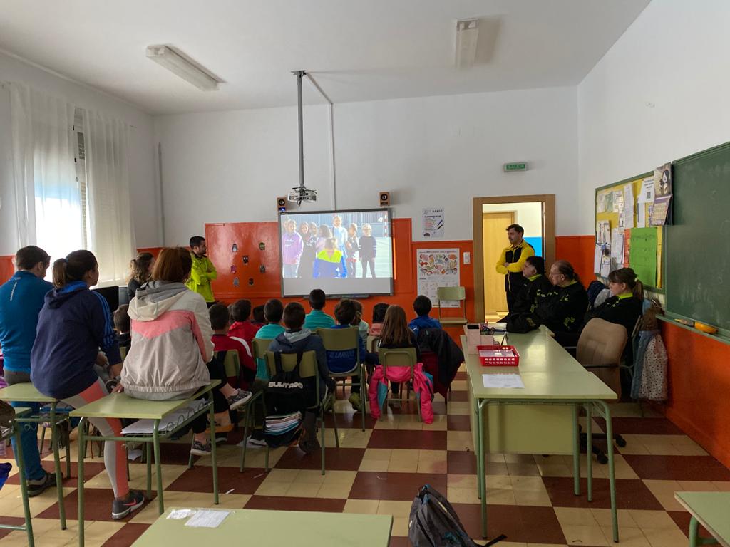 CEIP_Sjorge's tweet photo. Esta mañana nos han acompañados los miembros de  #Enroscados del Club Deportivo Hispanos del Carmen. Hemos pasado una mañana fantástica conociendo las enfermedades mentales y el balonmano #Contraelestigma🤾🏼‍♂️🤾‍♀️ 🤾
@PivaAragon https://t.co/Tq3EKcUcRS