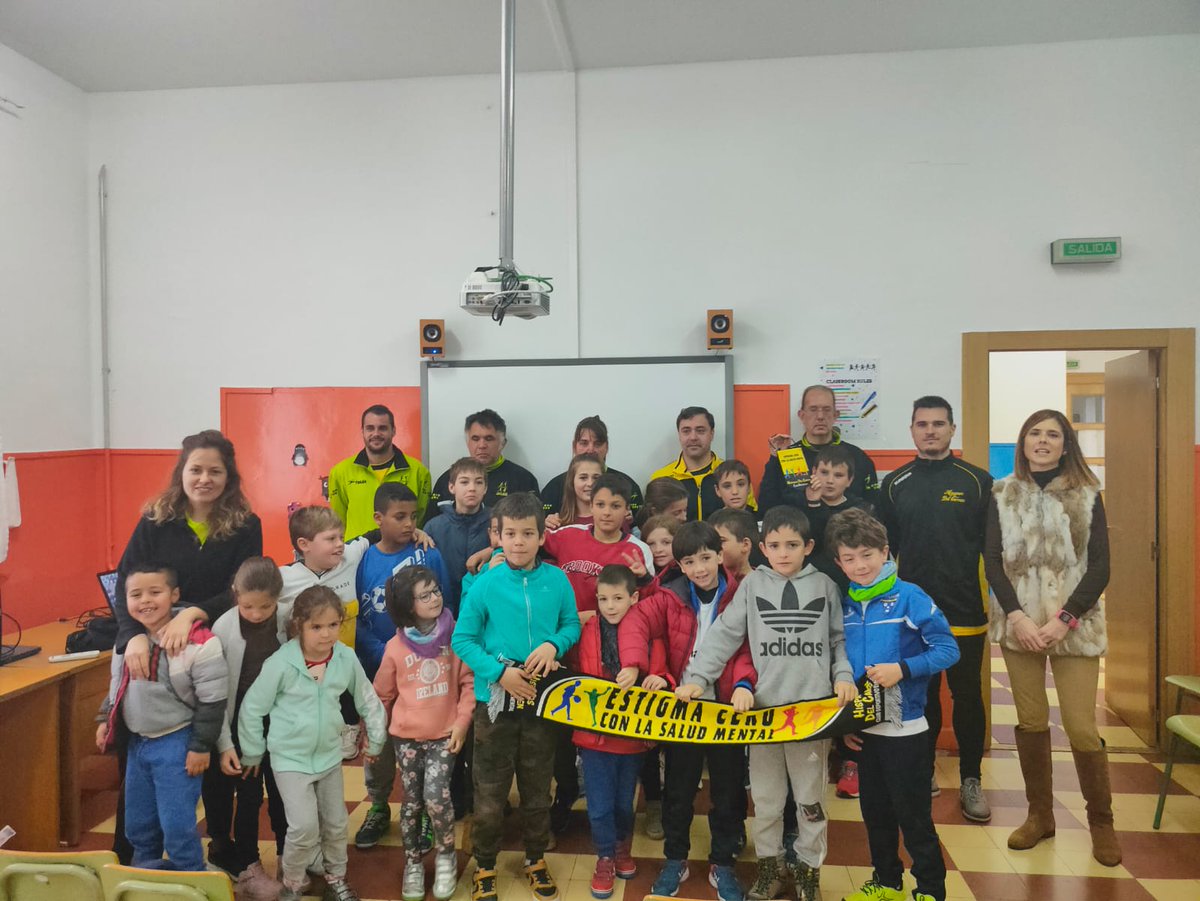 CEIP_Sjorge's tweet photo. Esta mañana nos han acompañados los miembros de  #Enroscados del Club Deportivo Hispanos del Carmen. Hemos pasado una mañana fantástica conociendo las enfermedades mentales y el balonmano #Contraelestigma🤾🏼‍♂️🤾‍♀️ 🤾
@PivaAragon https://t.co/Tq3EKcUcRS