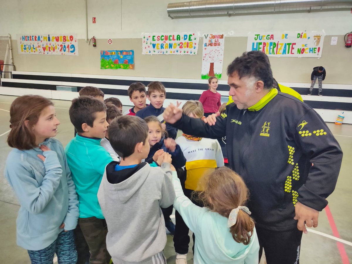 CEIP_Sjorge's tweet photo. Esta mañana nos han acompañados los miembros de  #Enroscados del Club Deportivo Hispanos del Carmen. Hemos pasado una mañana fantástica conociendo las enfermedades mentales y el balonmano #Contraelestigma🤾🏼‍♂️🤾‍♀️ 🤾
@PivaAragon https://t.co/Tq3EKcUcRS