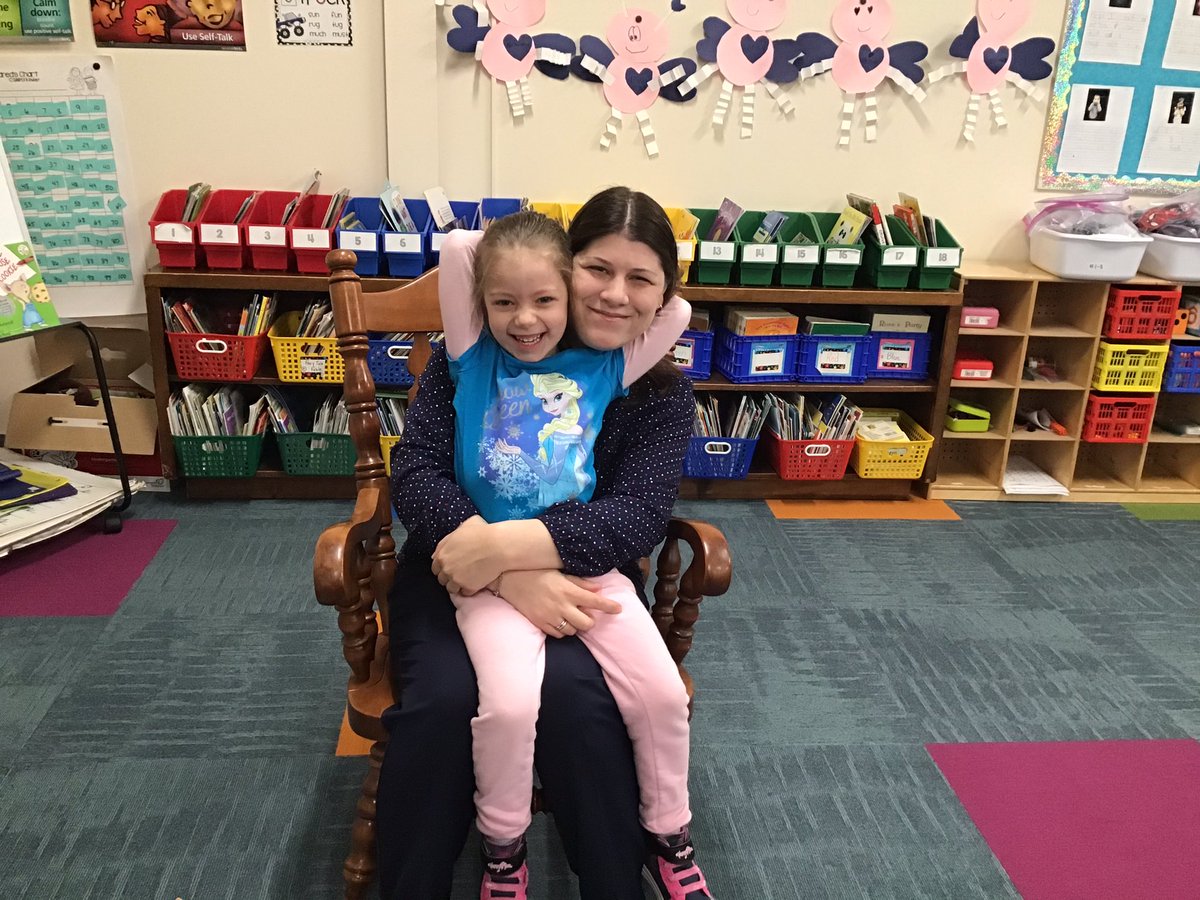 MrsTrueD70's tweet photo. Thank you to Emma’s mom for being our Mystery Reader today! #d70bulldogs https://t.co/dQIMn9TcOZ