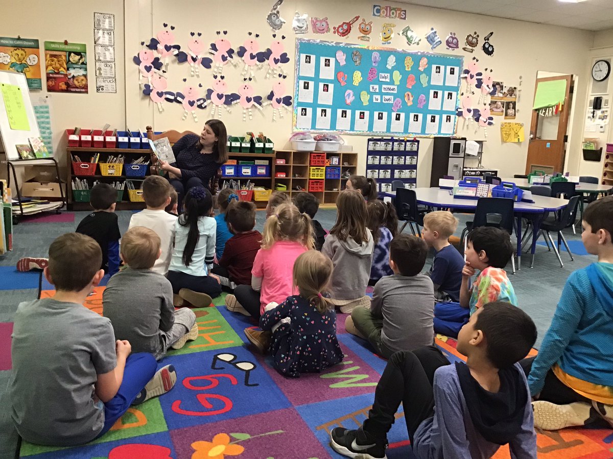 MrsTrueD70's tweet photo. Thank you to Emma’s mom for being our Mystery Reader today! #d70bulldogs https://t.co/dQIMn9TcOZ
