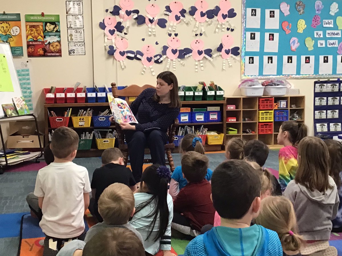 MrsTrueD70's tweet photo. Thank you to Emma’s mom for being our Mystery Reader today! #d70bulldogs https://t.co/dQIMn9TcOZ
