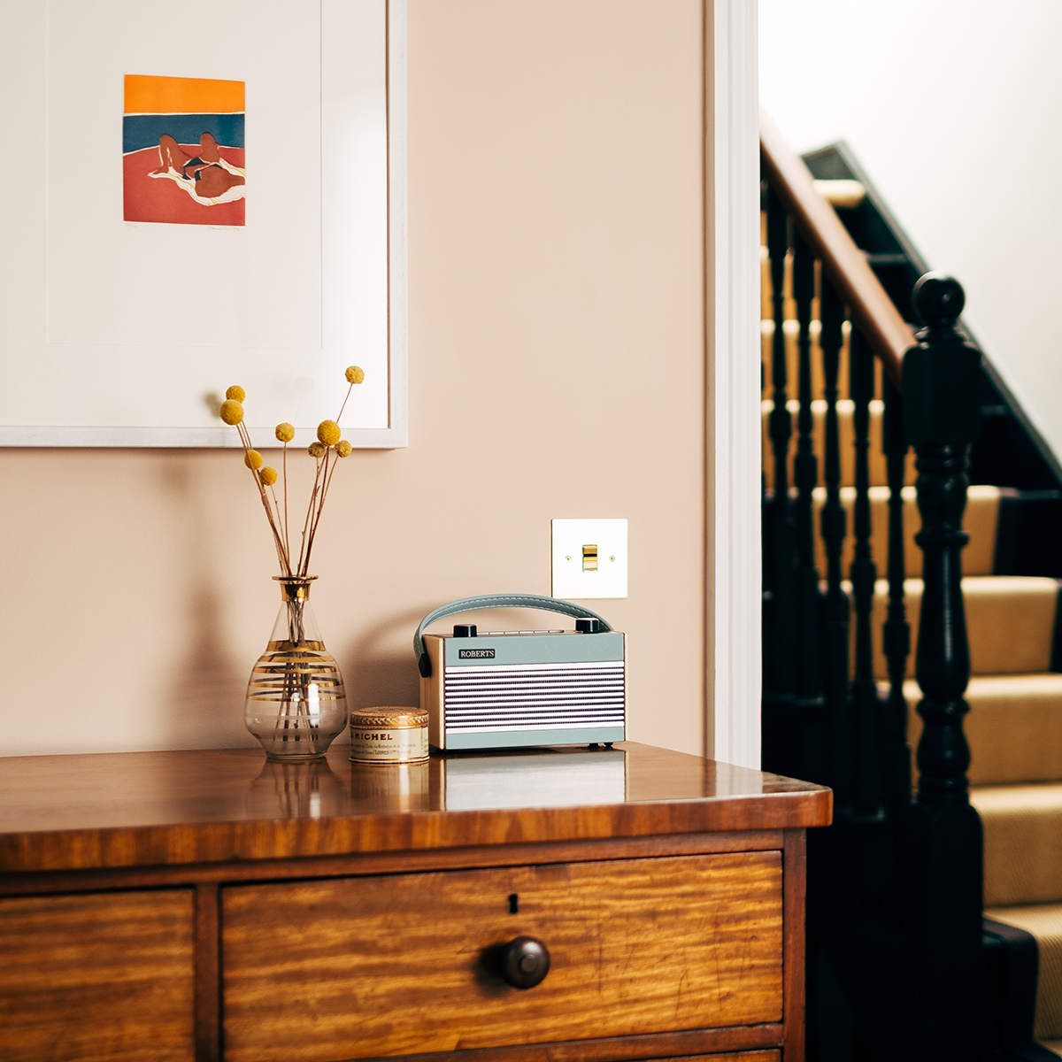 RobertsRadioUK's tweet photo. The Rambler BT takes pride of place no matter what room it’s in. And with the option of battery power, it can go with you throughout the home! #RamblerBT #RobertsRadio #Roberts #Radio #Vintage #Retro #Design #AudioIsEverything https://t.co/flCLTUOrRi