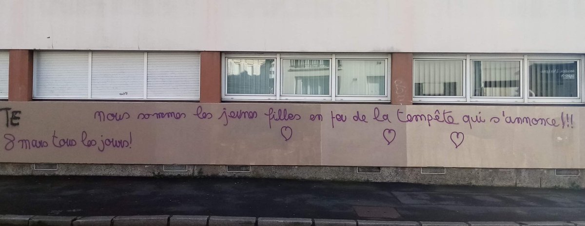 LafonLola's tweet photo. Merci aux murs de Caen pour ce mashup : nous sommes les jeunes filles en feu de la tempête qui s annonce...@adelehaenel #celinesciamma https://t.co/y4uHcPZaW7