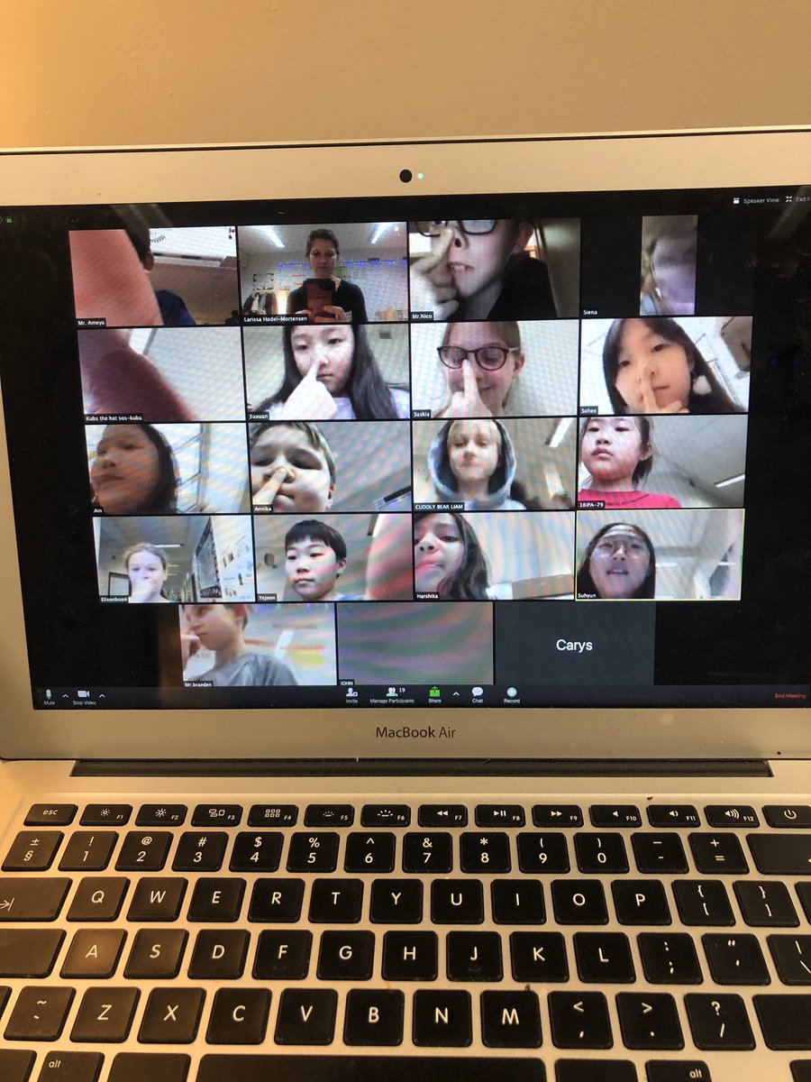 Ms_Hodel3HM's tweet photo. Ss sure had a good time giving #zoom a go! #bradybunch #3HM #thirdchat @FIS_School https://t.co/yWWu3UjVFP