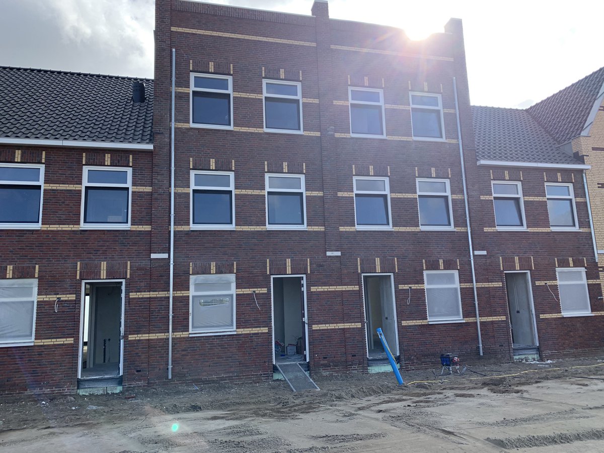 CLooij's tweet photo. Het Balkon Maassluis:
Blok 12 ook weer uit de steigers ondanks het slechte weer van de afgelopen tijd!
Afbouw ook in volle gang!
 #tegelidee, #LTafbouw, #afbouwalliantie, #kievitwarmte, #KSO, #waal, #Bpd https://t.co/u4amc4ZyPb