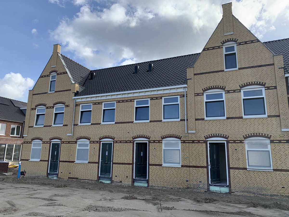 CLooij's tweet photo. Het Balkon Maassluis:
Blok 12 ook weer uit de steigers ondanks het slechte weer van de afgelopen tijd!
Afbouw ook in volle gang!
 #tegelidee, #LTafbouw, #afbouwalliantie, #kievitwarmte, #KSO, #waal, #Bpd https://t.co/u4amc4ZyPb
