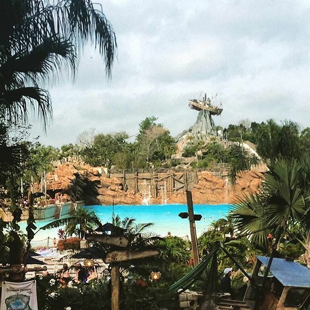 urmouseexpert's tweet photo. Despite the season, things are always heating up at Disney water parks. Typhoon Lagoon and Blizzard Beach both offer heated pools and slides so you can enjoy the water, no matter the weather. 🌊 #typhoonlagoon #blizzardbeach https://t.co/SSJs9vuIGU https://t.co/CHWXju7K5o