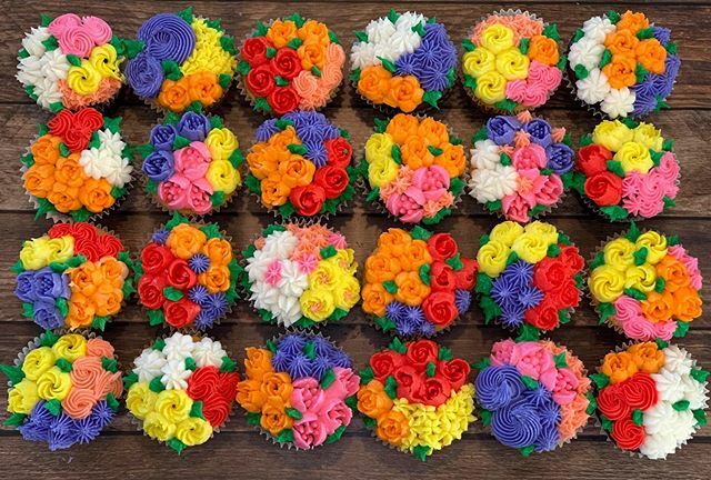 llbake's tweet photo. Bright mixed floral cupcakes #llbake #cupcakes #floralcupcakes #floral #brightcolors #brightfloral #ediableflowers #flowercupcakes #floralbouquet #ediablefloralbouquet #sanrafael #marin #california https://t.co/iiFgg010qK