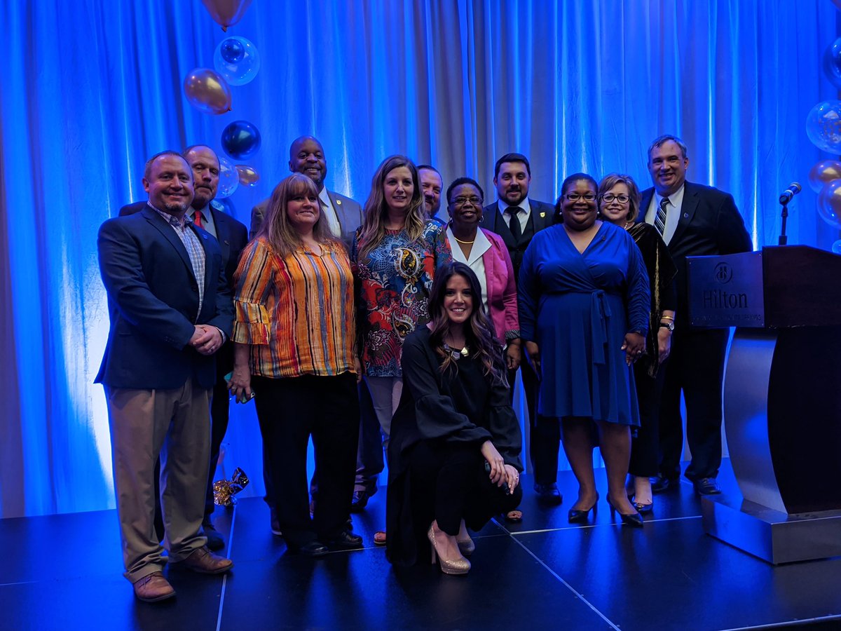 OkaloosaJoe's tweet photo. Wonderful #BDLA program graduation ceremony last night! But the work is not done yet! Day two focus is on deliberate feedback practices! #RTW #EveryoneIsImportant @OCSD1 @DestinDolphins @mdchambers25 @JoseyMcDaniel1 https://t.co/NoJGbWZCZO