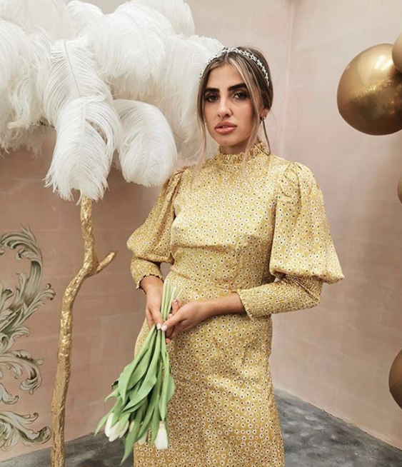 moderngrandtour's tweet image. FEATHERS AND FLORALS // Spotted! Our white plume feather floor lamp with gold base seen here for @neverfullydressed ✨ we love! Our best seller is available to order now please visit amoderngrandtour.com
#amoderngrandtour #aynhoepark #floorlamp #exclusive #fashion #featherlamp