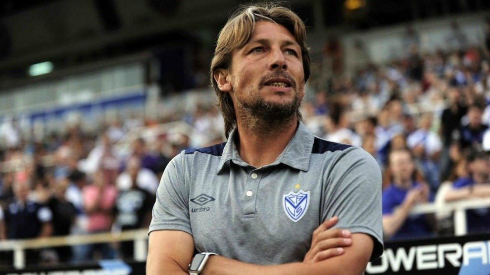 Pablopino3's tweet photo. Revalorizo a un plantel entero. Inicio su ciclo a 6 del descenso y hoy lo termina pudiendo ser 3ero. Regresó a @Velez a los planos internacionales luego de 6 años. Una etapa con un balance mas que positivo para un técnico que supo devolver la ilusión al hincha fortinero. https://t.co/S4SPzbxbRo