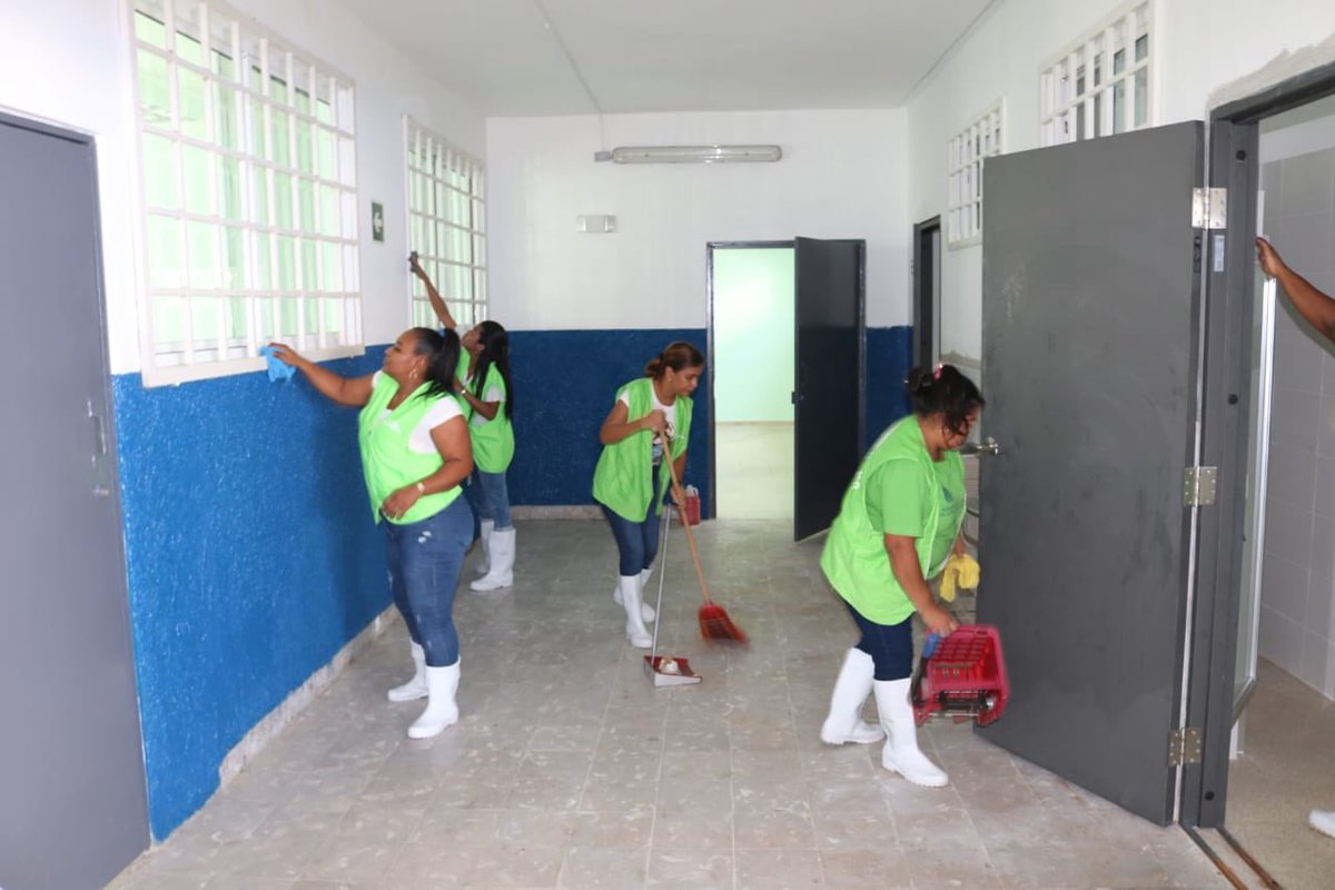 EdnaJaramillotv's tweet photo. #AEstaHora | Privadas de libertad realizan limpieza en el Instituto Fermín Naudeau, como parte del programa #Extramuro, aportando al Plan Nacional de Mantenimiento “Unidos en mi Escuela”. @PenitenciarioPA https://t.co/td0qZud11V