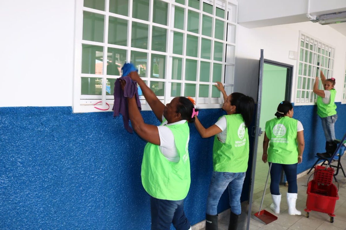EdnaJaramillotv's tweet photo. #AEstaHora | Privadas de libertad realizan limpieza en el Instituto Fermín Naudeau, como parte del programa #Extramuro, aportando al Plan Nacional de Mantenimiento “Unidos en mi Escuela”. @PenitenciarioPA https://t.co/td0qZud11V