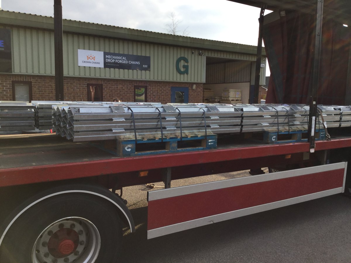 Crownchains's tweet photo. On their way to the #customer ahead of schedule @Crownchains #delivering top service again! these #conveyor #slats are top quality #UKmfg #UK #UKEngineering #EngineeringUK #Bulkhandling #ManufacturingUK #ALogicalLink #crownchains #thirsk #Business #BusinessNews #FridayFeeling https://t.co/4L2Zpuzr17