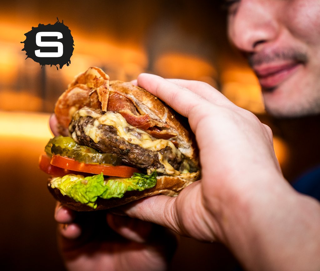 Wat een unit, die Gouden Smulburger. 🍔 Maar hoe eet je 'm het beste? Daar bestaan nogal wat meningen over... Welk team ben jij? 🤷
  
1. Netjes met mes en vork natuurlijk
2. Gewoon happen die hap
3. Doormidden snijden en happen
4. Flippen en de burger op z'n kop opeten