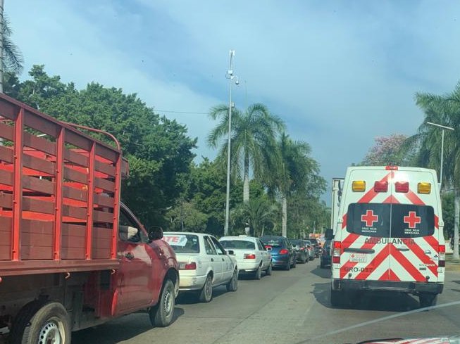 GN_Carreteras's tweet photo. #Considere presencia de habitantes en #Guerrero km *007+000 Carretera Las Cruces-Pinotepa Nacional, tramo Cayaco-Las Horquetas. Atienda indicación vial https://t.co/YiYe1OAKFo