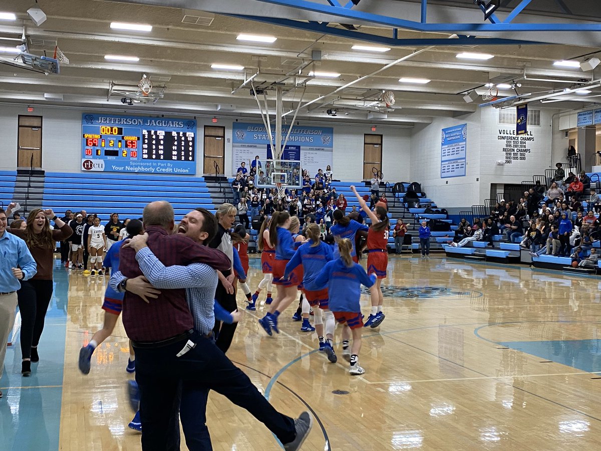 SimleyGBB's tweet photo. WHAT A NIGHT!

We are so incredibly proud of these girls!

And so thankful for the community of Simley &amp; IGH!

A heartfelt thank you to each &amp; every person who has supported this team throughout the season! Students, parents, fans, you all are AMAZING!

Next stop: STATE

#OneMore https://t.co/0g2yiU9mSZ