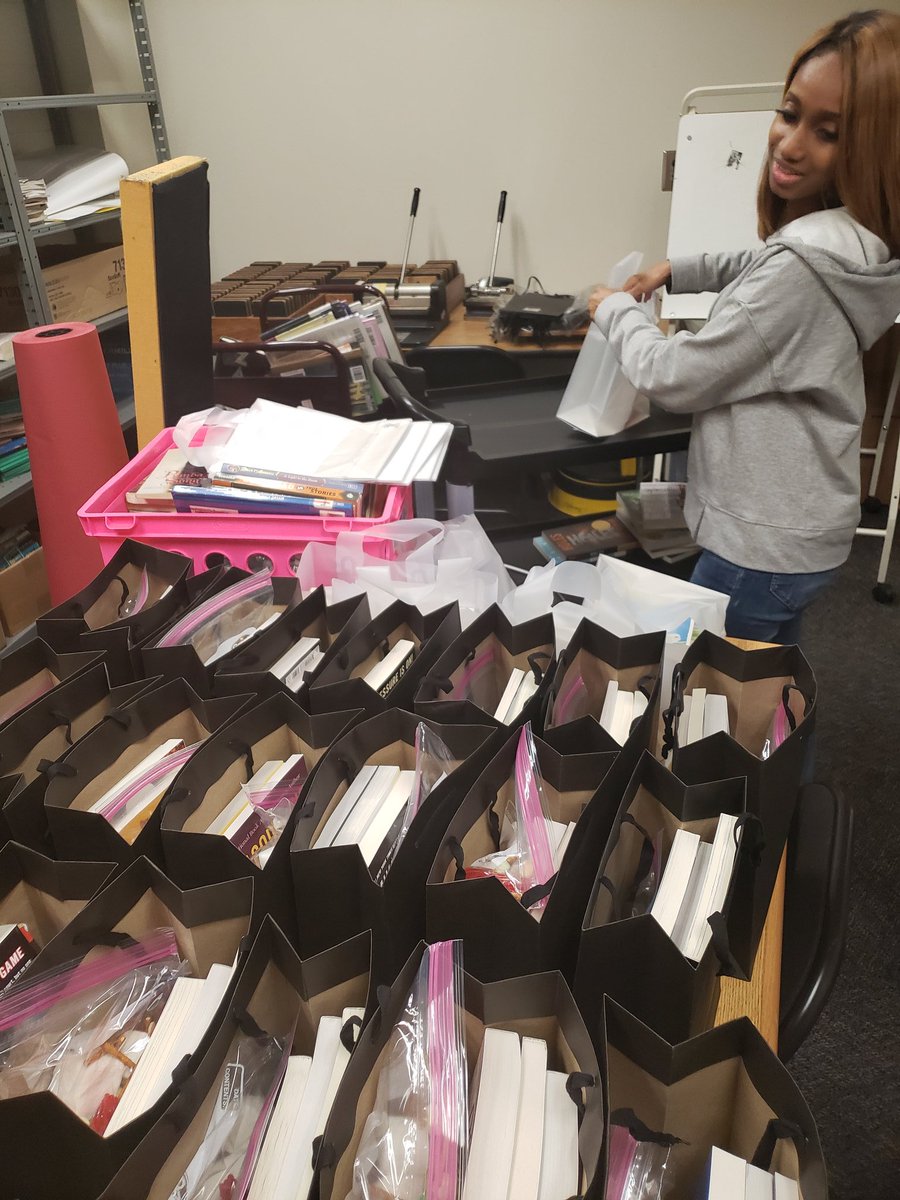 SHMSMedia2's tweet photo. Ms. Wood preparing gift bags for @APSSylvanHills Snow Ball Fight.  Thanks Mrs. Williams @lbritwms for the books and bags. https://t.co/wthD0iMlM6