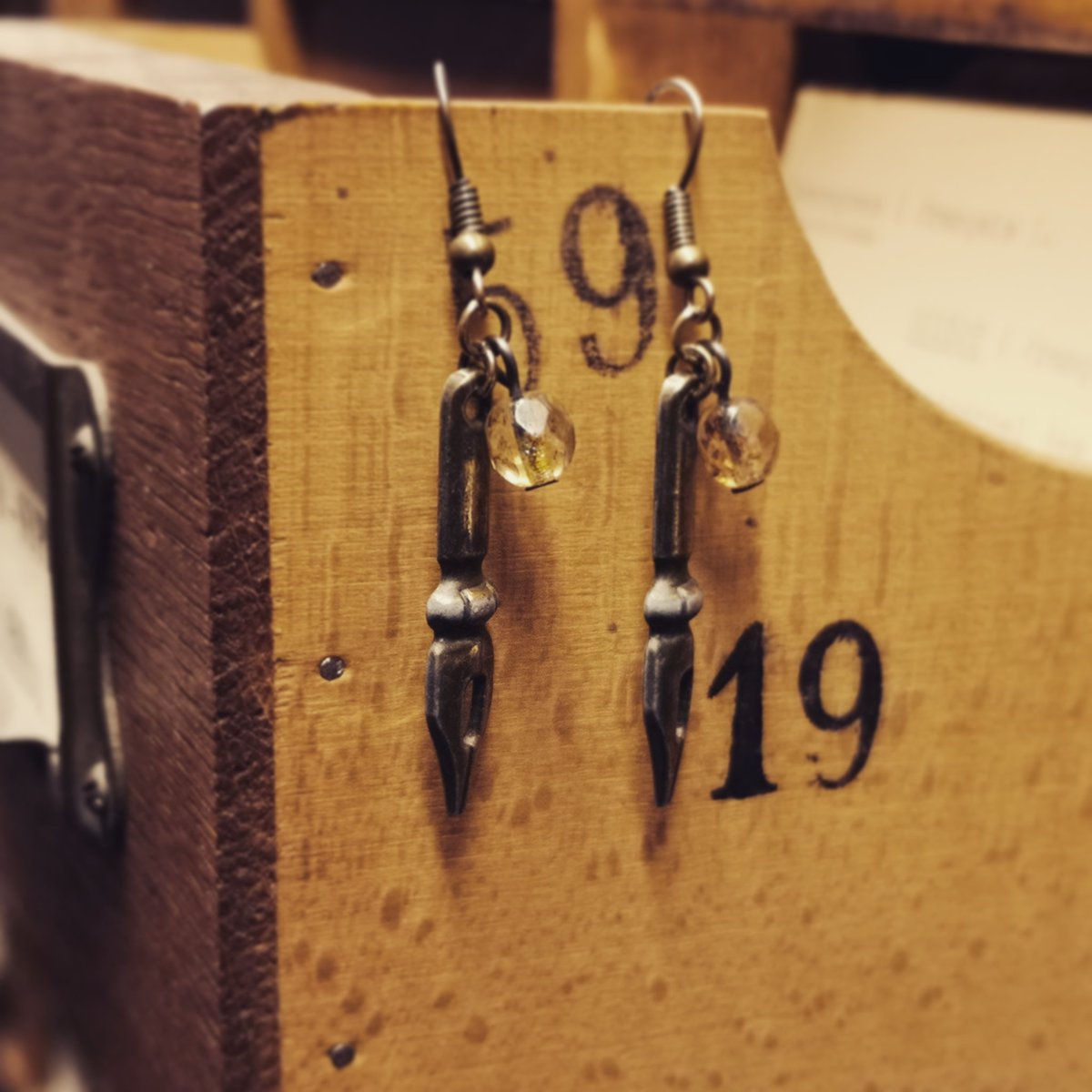 Acherontia_Nyx's tweet photo. Jolies boucles d'oreilles avec clin d'œil spécial pour les écrivains/écrivaines !
#writerslife #bijouxfantaisies #steampunk #Writer #ecrivain #proudtobeawriter https://t.co/rNfNpzeKvQ