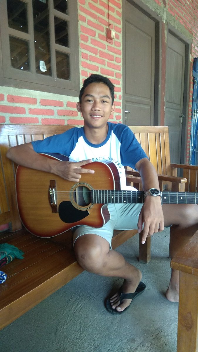 DaffaIrgi1's tweet photo. Belajar itu gaada yang instan, contohnya main gitar blablablabla gatau ma ngomong apa males nulis https://t.co/bm974nmqVJ