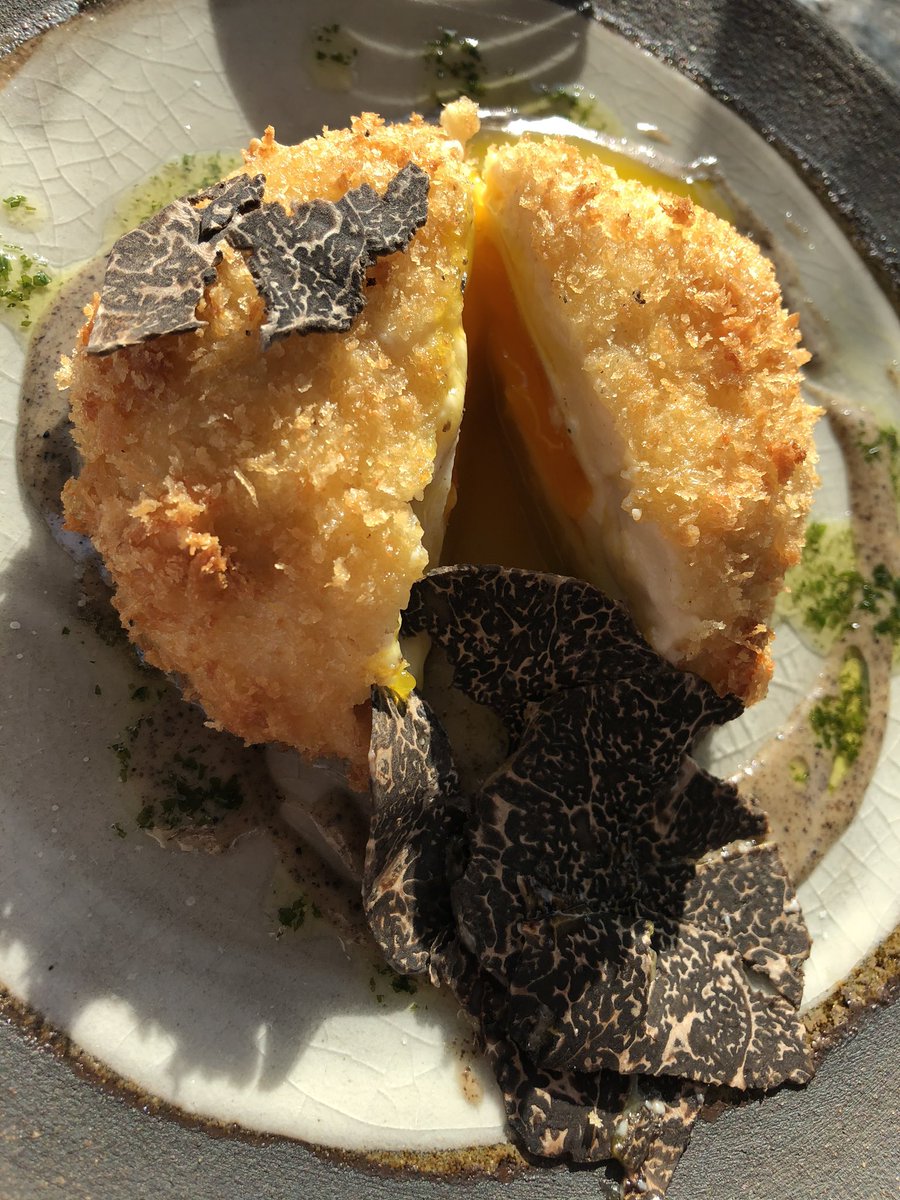 salsadechiles's tweet photo. Entre los embutidos y la parte dulce, el desayuno de Casa Cacao incluye guisantes del Maresme salteados, un guiso de cuello de cordero y un huevo pochado con bechamel y rebozado en panko con trufa negra. No se puede empezar mejor el día. https://t.co/GkUM408pp7