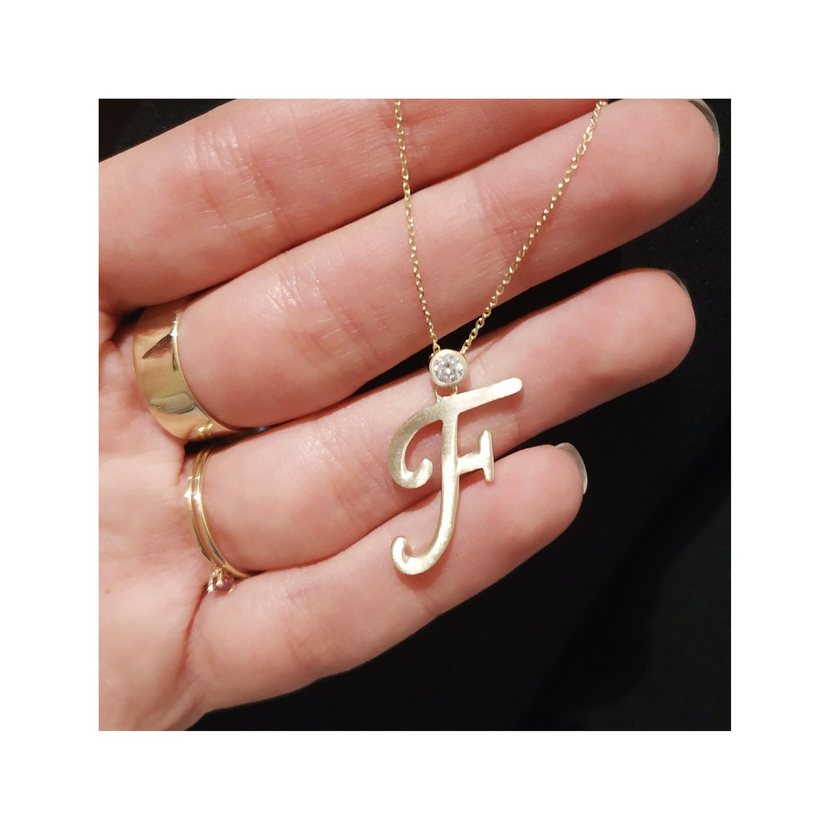 Kişiye özel tasarladığımız Persona Harf Altın Kolyeler %20 indirimli fiyatlarıyla pennajewels.com'da sizleri bekliyor! #kişiyeözelhediyeler #harfkolye
#harf #kolye #letternecklace #necklace #inci #altın #kolye #jewelry #jewels #jewellery #design #designjewelry #letter