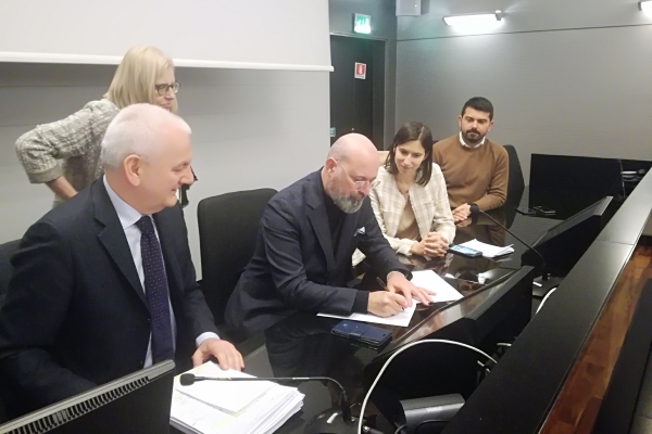 RegioneER's tweet photo. #Coronavirus, in @RegioneER PRIMO ACCORDO nel Paese: 38 MILIONI di euro per garantire continuità di reddito dei lavoratori. @sbonaccini sigla l'intesa con le parti sociali PER lo SBLOCCO DELLA CASSA INTEGRAZIONE IN DEROGA https://t.co/nqsnL8GjG6 https://t.co/05CN96EkKc