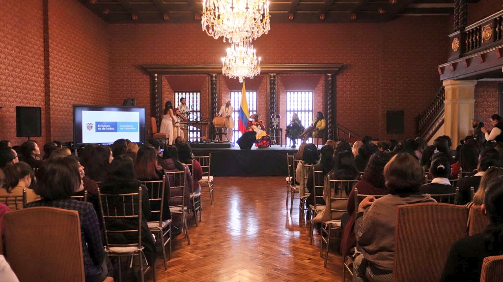 CancilleriaCol's tweet photo. La medallista olímpica, María Isabel Urrutia; la asesora de la Vicepresidencia en temas de mujer, María Andrea Silva y la cantadora Inés Granja, participan en un conversatorio con el que la Cancillería conmemora hoy el Día Internacional de la Mujer. https://t.co/bqXZlkfrNI