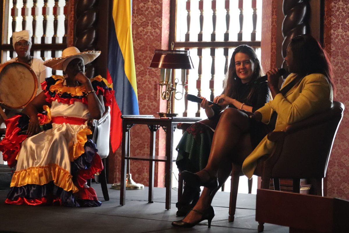 La medallista olímpica, María Isabel Urrutia; la asesora de la Vicepresidencia en temas de mujer, María Andrea Silva y la cantadora Inés Granja, participan en un conversatorio con el que la Cancillería conmemora hoy el Día Internacional de la Mujer.