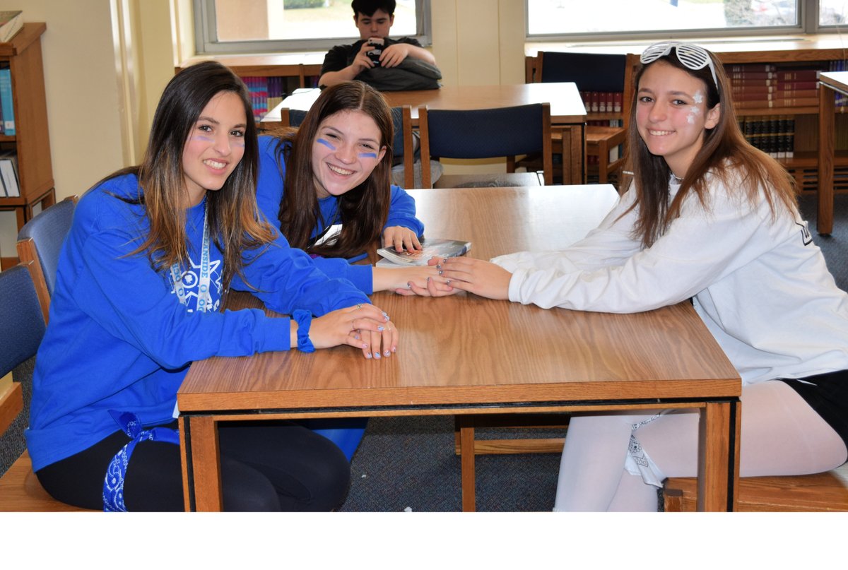 oceansidereads's tweet photo. Blue and White team members, working together in harmony. How beautiful! Good luck to both teams tomorrow night. #sportnight https://t.co/vOaEwqB5ri