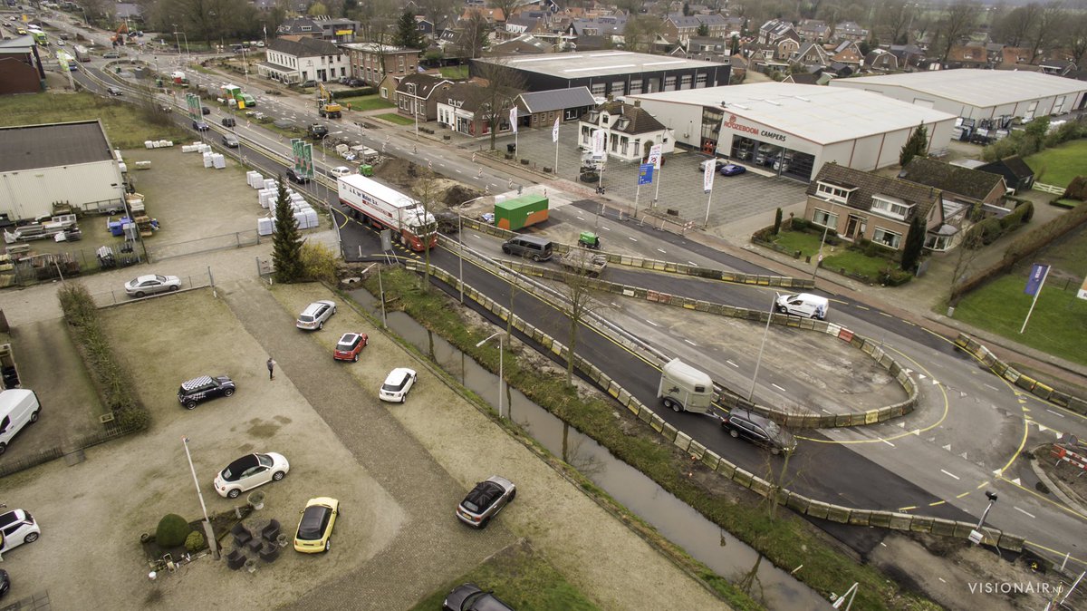 Nieuwe verkeerssituatie Balkbrug Centrum vanuit de lucht | volg en blijf op de hoogte | <a href="/ProvOverijssel/">Provincie Overijssel</a> @VechtdalCentraa <a href="/DuraVermeer/">Dura Vermeer</a> @BAMInfra_nl <a href="/ds_Vechtdal/">deStentor_Vechtdal</a> 
Foto: VisionAir.nu (dronevlucht uitgevoerd volgens geldende regels (ROC) en toestemming van grondeigenaren).