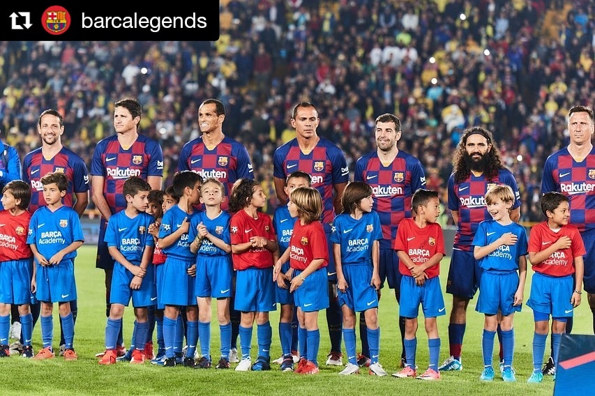BarcaAcademyCol's tweet photo. 👏🏼 Nuestros pequeños jugadores que acompañaron a las leyendas del Barça 💙❤️ #Repost @barcalegends
・・・
Colombia Leyendas ➖ Barça Legends (1-1)🏟
:
(0-1) Javier Saviola ⚽️
(1-1) Rafael Robayo ⚽️
⠀
#barça #fcbarcelona #fcb #barçalegends #barcalegends #legends #colombia #bogota https://t.co/FTeZIwW6p7