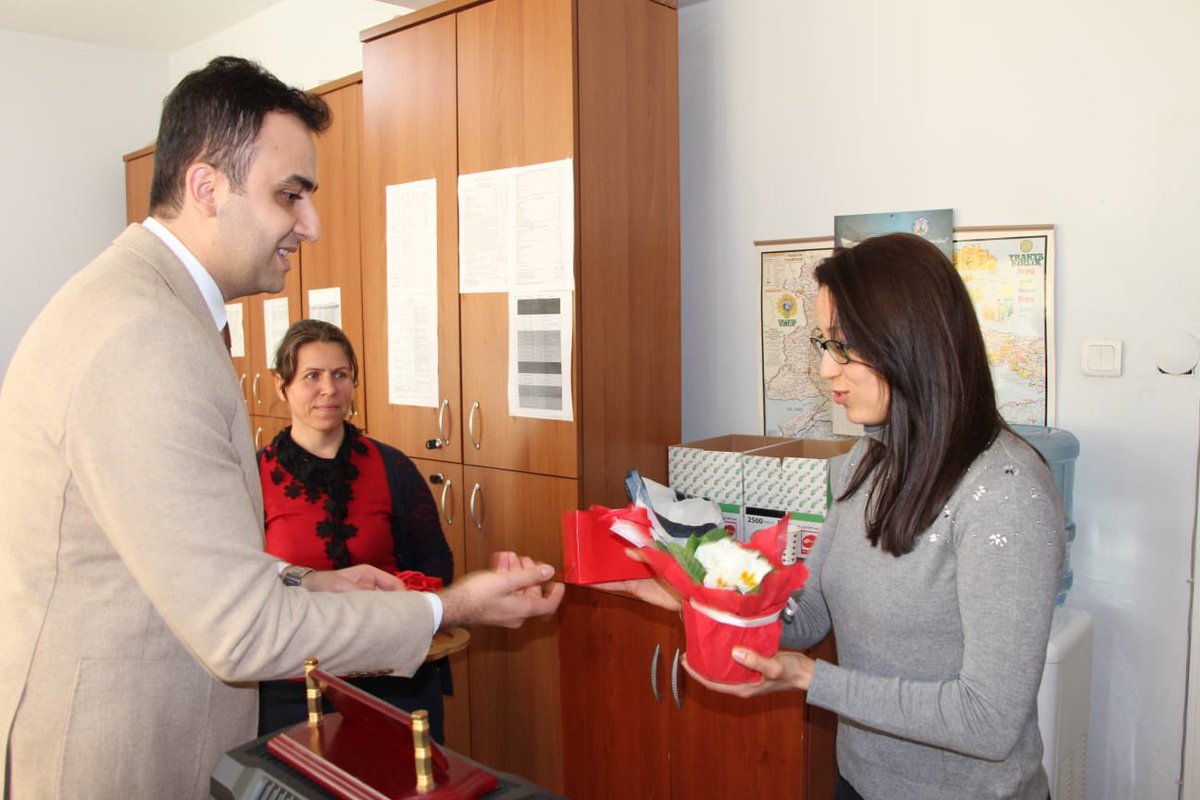 İlçe Kaymakamımız 8 Mart Dünya Kadınlar Günü münasebetiyle, Edirne Valisi Sayın Ekrem CANALP tarafından gönderilen hediyeleri ve Kaymakamlığımızca hazırlanan çiçekleri İlçemiz Kadınlarına takdim etti.