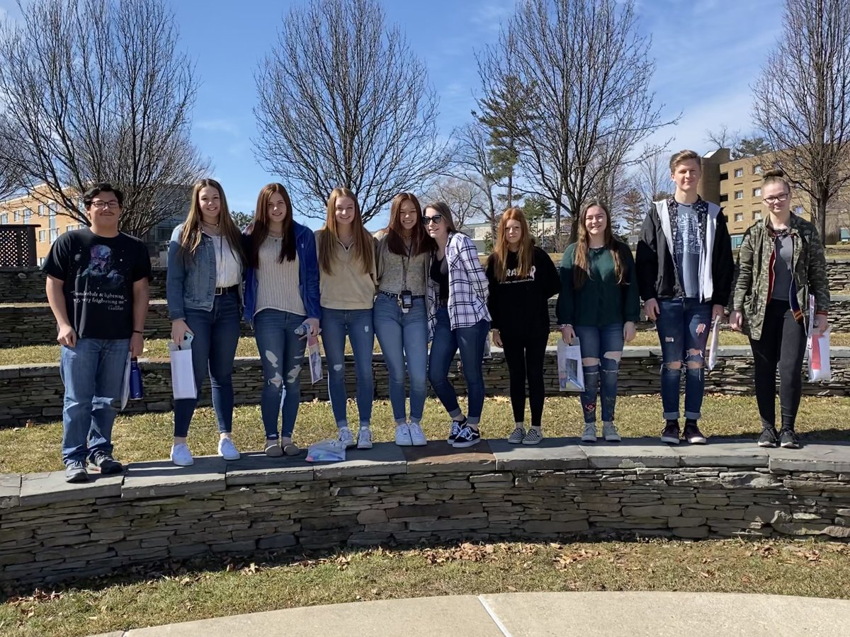 LLGuidance's tweet photo. 10th & 11th grade students enjoyed their trip to Misericordia University's Humanities Day yesterday! They analyzed World War II artifacts, discussed philosophy, wrote about medicine in humanities, and made memes about works they've read in English classes. #Knight_Vision2 https://t.co/t7WekoIbas