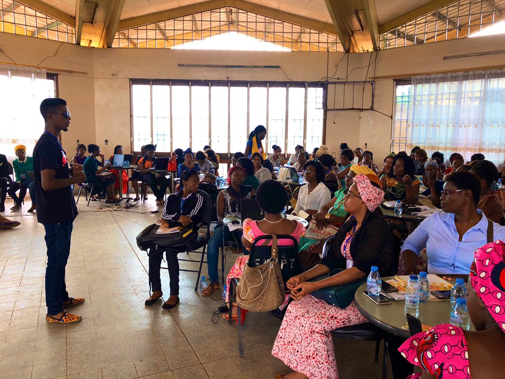alainyoudjeu's tweet photo. Expliquer la notion « Community Management » de façon basique à partir de ce que nous faisons tous les jours dans la vie.
C’était l’exercice de cet atelier devant un public de femmes venues dans le cadre du Festival de la femme numérique.
Merci @AfricanWITS😉
#Ffnum2020 https://t.co/MVwkBP0DLH