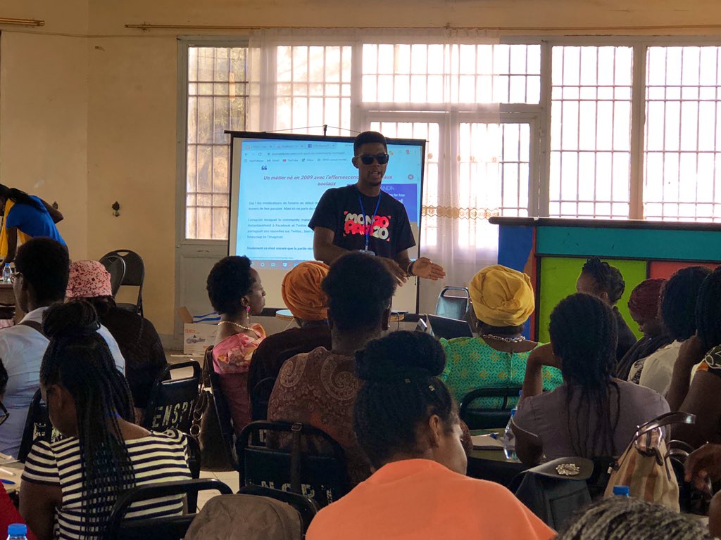 alainyoudjeu's tweet photo. Expliquer la notion « Community Management » de façon basique à partir de ce que nous faisons tous les jours dans la vie.
C’était l’exercice de cet atelier devant un public de femmes venues dans le cadre du Festival de la femme numérique.
Merci @AfricanWITS😉
#Ffnum2020 https://t.co/MVwkBP0DLH