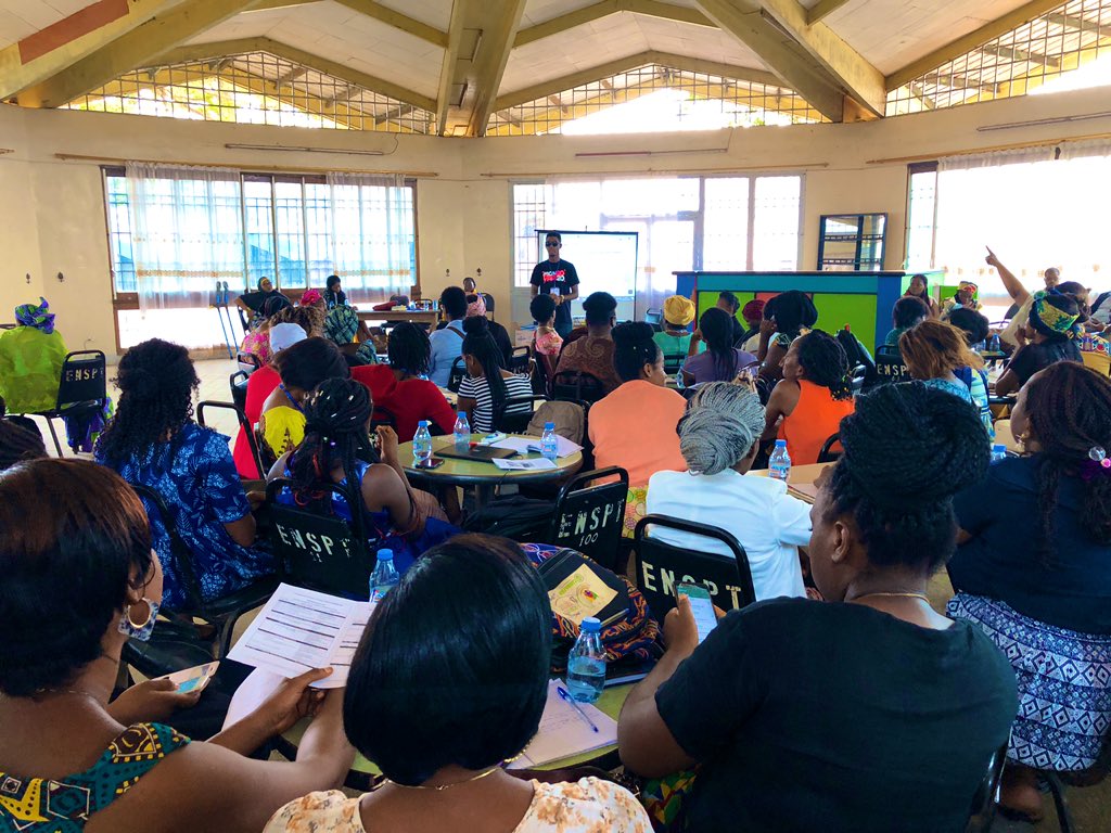 alainyoudjeu's tweet photo. Expliquer la notion « Community Management » de façon basique à partir de ce que nous faisons tous les jours dans la vie.
C’était l’exercice de cet atelier devant un public de femmes venues dans le cadre du Festival de la femme numérique.
Merci @AfricanWITS😉
#Ffnum2020 https://t.co/MVwkBP0DLH