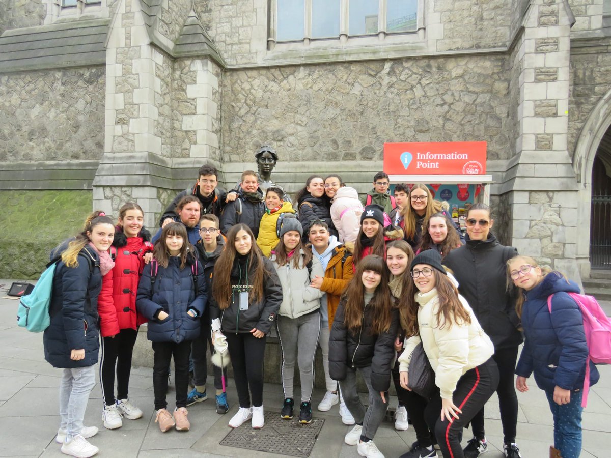 EPLaSalle's tweet photo. Últimos días de #inmersiónlingüística para nuestros estudiantes en Irlanda🇮🇪. Ayer jueves volvieron a visitar Dublín, pero esta vez con una guía que les hizo un tour por los lugares más emblemáticos de la ciudad.#WeAreLaSalle #irishlifestyle #goingbeyondthebook https://t.co/KXZkKRkPIo