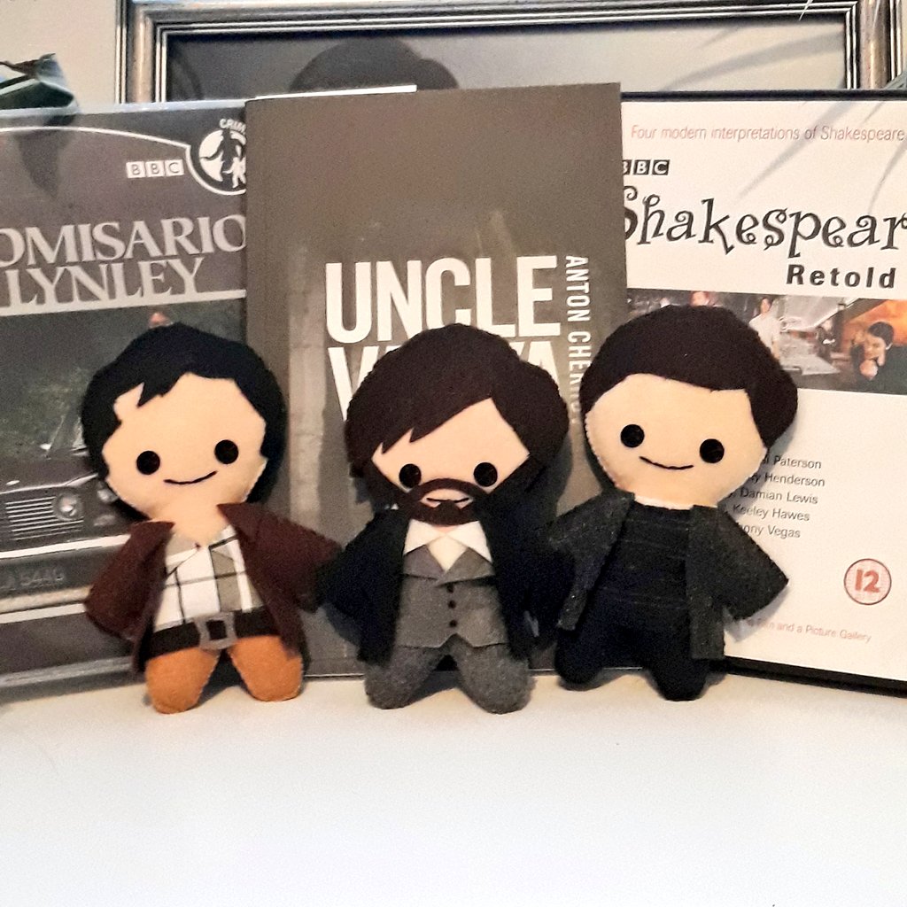 PaulaJo83's tweet photo. This awesome plushie trio arrived yesterday with the cutest Baby Yoda 😊 Thank you so much @_sinnamin #RichardArmitage #plushies #Astrov #UncleVanya #PeterMacduff #ShakespeaReTold #PhilipTurner #InspectorLynleyMysteries #babyyoda https://t.co/A919rc0bYm