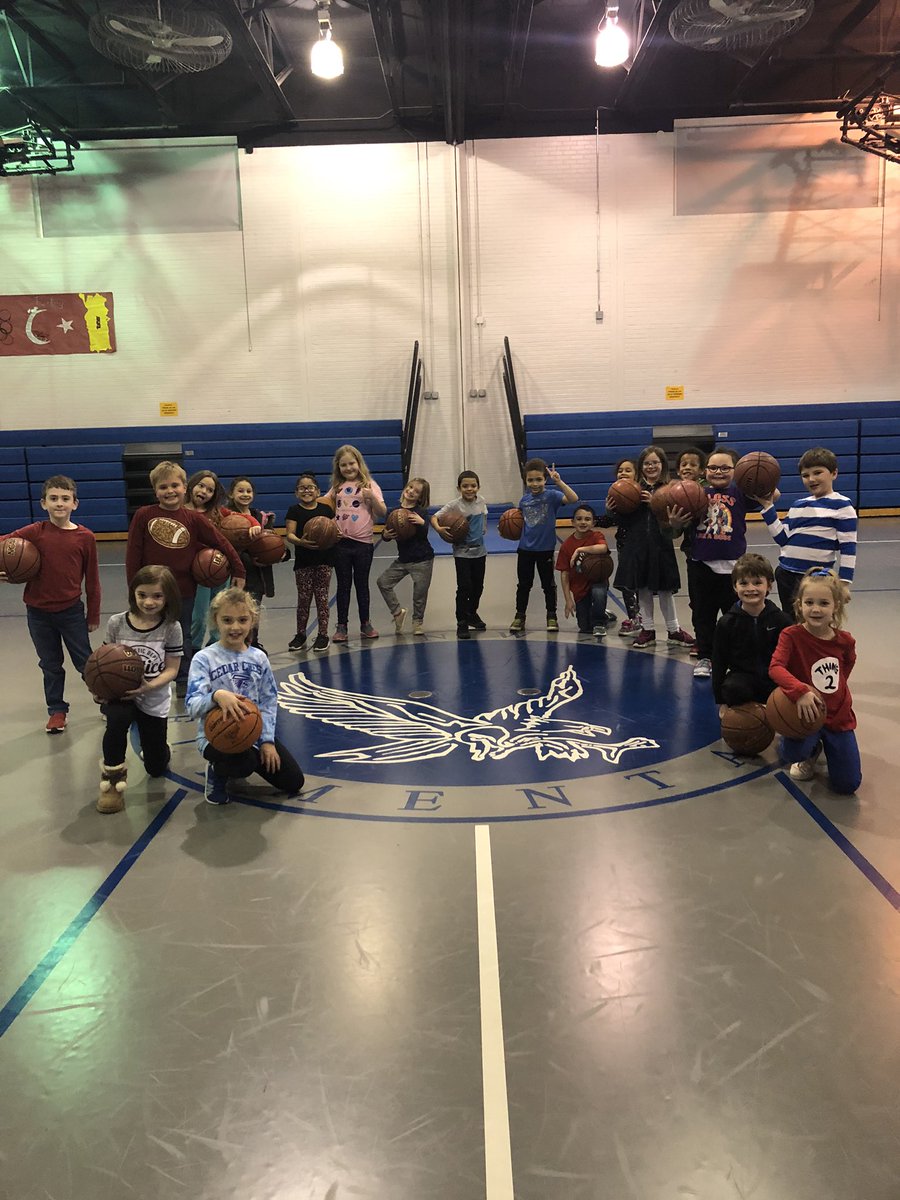 MrsReedCCMS's tweet photo. This #MarchMadness @cwelementary is all about math fact fluency! @CLSD_Schools @RS2ndgraders @MrsRackleyCCMS #starsofsecond https://t.co/QYGVduhJmK