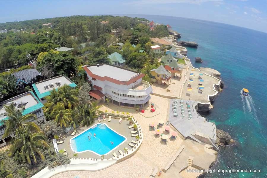 FlyCaribbeanRC's tweet photo. 8 nights in Jamaica from £772pp 🇯🇲  Book now >> https://t.co/LrSMvBi3iH
Details 👇 
Offer includes return flights from London Gatwick, accommodation at the Samsara Cliff Resort and Spa, plus all taxes and fees. Flights are with Virgin Atlantic, outbound June 2nd 2020 💙 https://t.co/MahENpHhhn