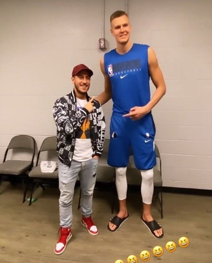 EdenHazardStuff's tweet photo. 🇧🇪 Eden Hazard travelled to Dallas to undergo surgery. He then went to an NBA game and met Mavericks star Kristaps Porzingis. 

Hazard looks like a child 😂 https://t.co/GhLumbjOcF