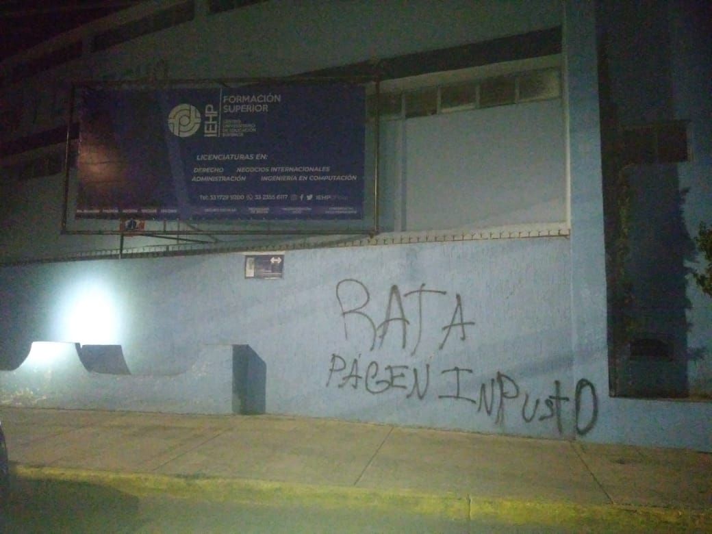 ChavezHiram's tweet photo. Se registran vandalismos en la Colonia Maestro Aarón Joaquín. #Guadalajara @DelToroIsmael @CEDHJ @CNDH @mileniotv
@AlexDominguezB @Foro_TV @Telemundo @CiroGomezL https://t.co/5HxpGdajkl