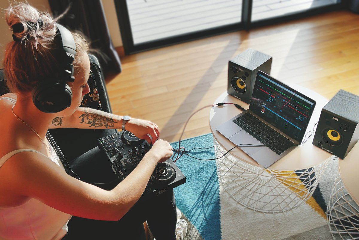 herculesaudio's tweet photo. DJLearning Kit | #KickItOff
✅ Hercules DJControl Inpulse 200 controller &amp; its light guides
✅ DJUCED® software: full version included
✅ HDP DJ45 headphones
✅ DJMonitor 32 speakers
▶ Get yours: https://t.co/cdYJhsZyPe or https://t.co/mYcL6LgY4Q https://t.co/Q9KsTWjECz