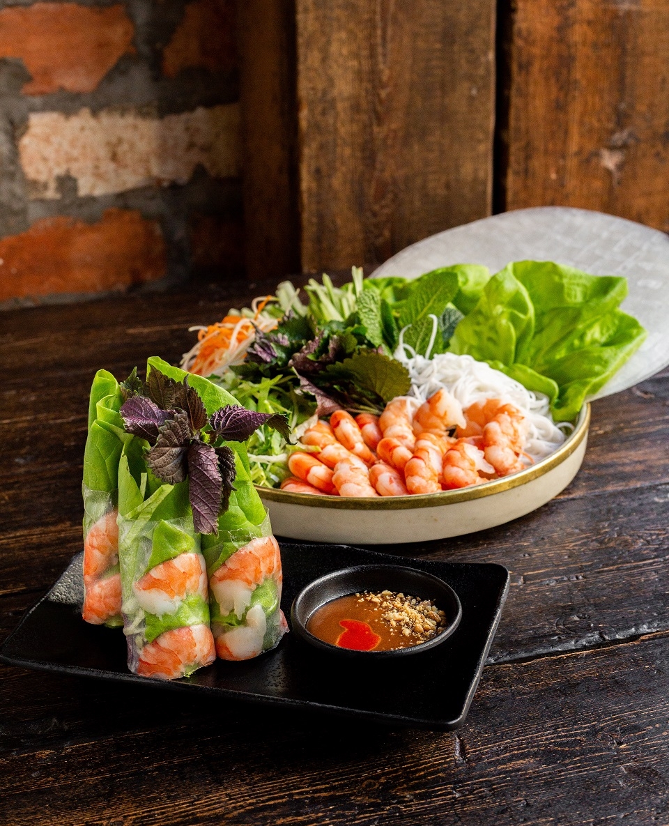 VietEat's tweet photo. Love at first bite! 😍 Sink your teeth into our Fresh Summer Rolls! https://t.co/wHwglXUzuN