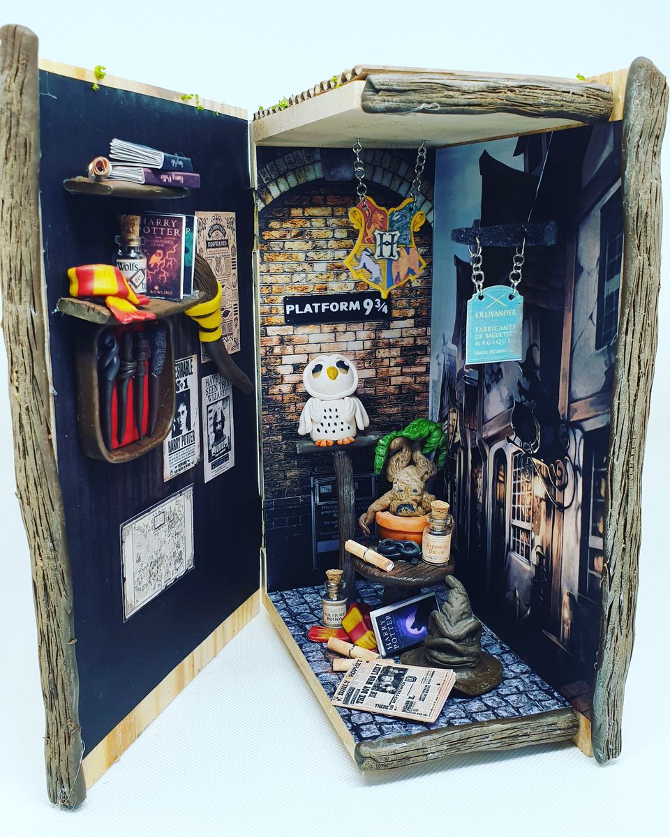 EmilieCH4's tweet photo. BookNook Harry Potter 
Entièrement fait à la main ! 
Création by Emilie C.H 
#HarryPotter #magie #booknook #boiteamerveilles #miniature #tweet https://t.co/jaTbhIpLBP