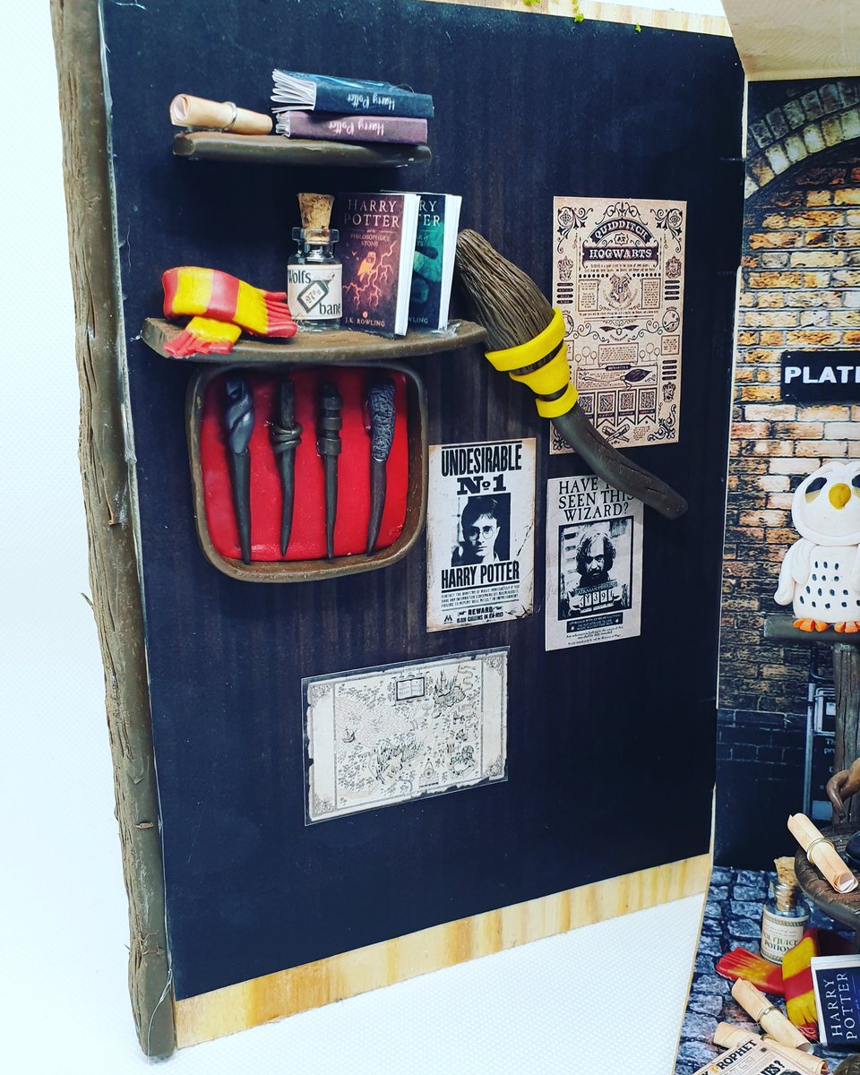 EmilieCH4's tweet photo. BookNook Harry Potter 
Entièrement fait à la main ! 
Création by Emilie C.H 
#HarryPotter #magie #booknook #boiteamerveilles #miniature #tweet https://t.co/jaTbhIpLBP