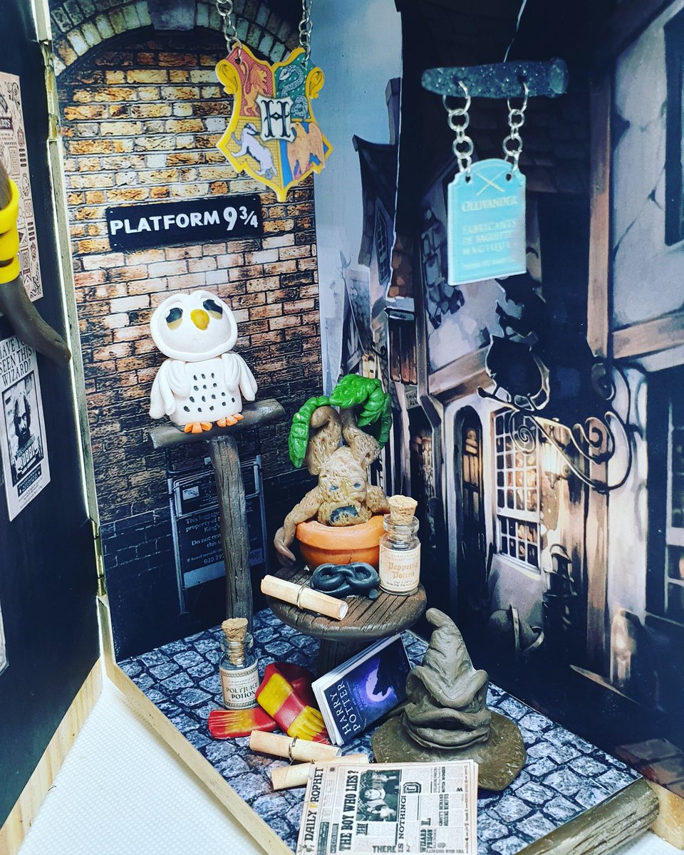 EmilieCH4's tweet photo. BookNook Harry Potter 
Entièrement fait à la main ! 
Création by Emilie C.H 
#HarryPotter #magie #booknook #boiteamerveilles #miniature #tweet https://t.co/jaTbhIpLBP